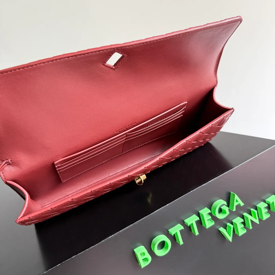 The batch of 1360 BV Andiamo evening handbags has been heavily planted again~ The designer aesthetics in the era of economic downturn are back. I fall in love with it at first sight and can't put it down. It's so beautiful and full of aura. The shape and texture are very competitive. It's light in weight and has sufficient capacity. It's a must-have for fashionistas. It's suitable for many occasions, minimalist, high-end and light luxury. Model No.: 741511 Size: 31*13*3cm